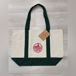NWT - TRADER JOE’S | Green & Cream LIMITED EDITION Signature Tote with Pockets L